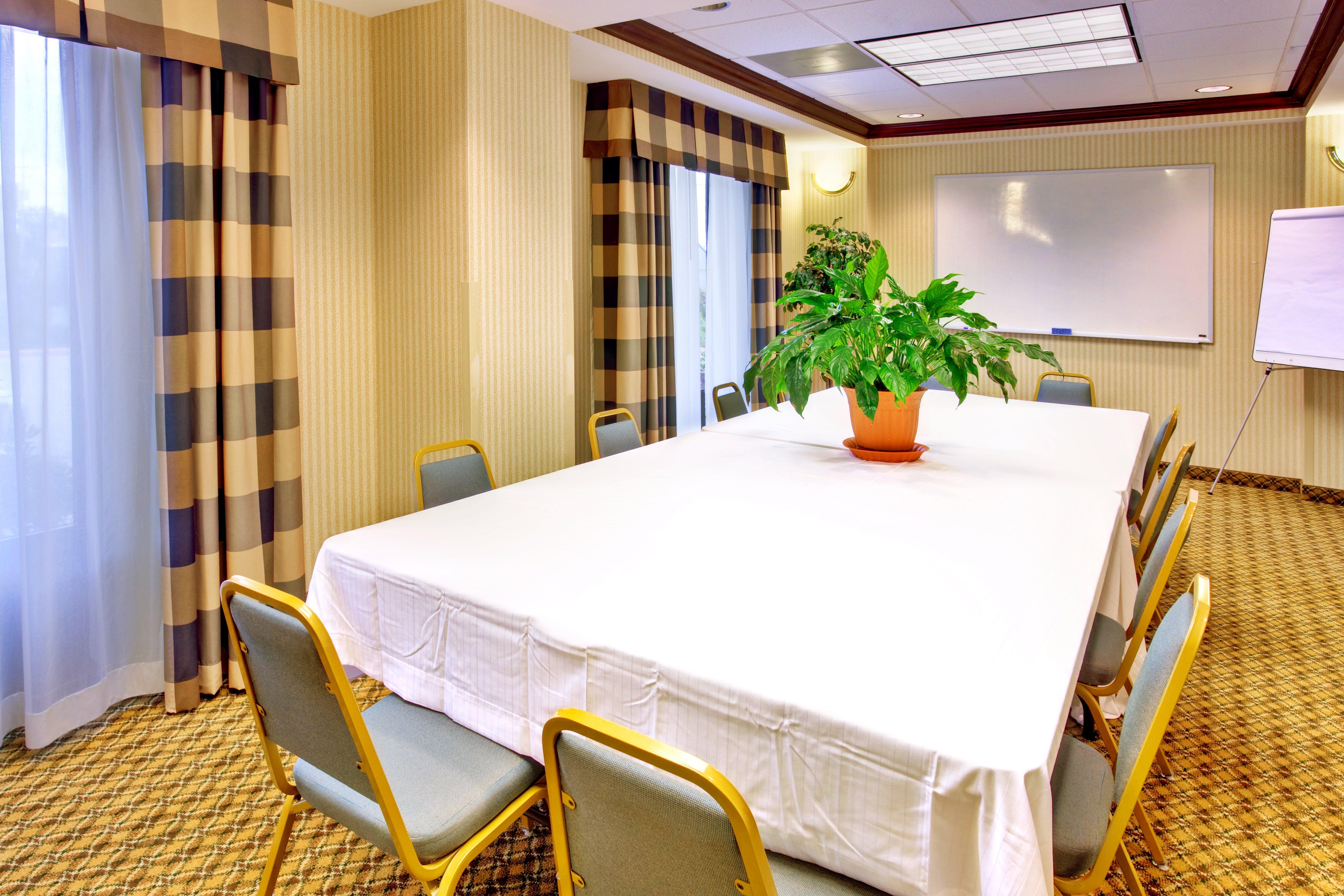 Holiday Inn Express & Suites Greenwood Facilități foto